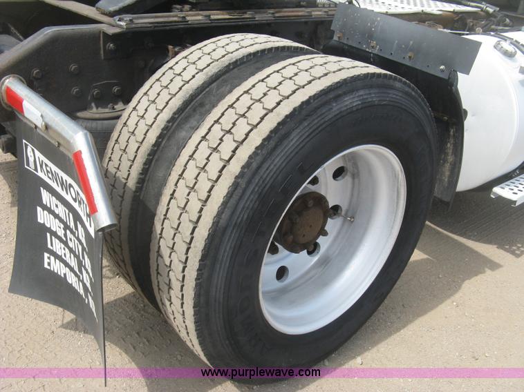 image for item J2767 2004 Kenworth T800 semi truck