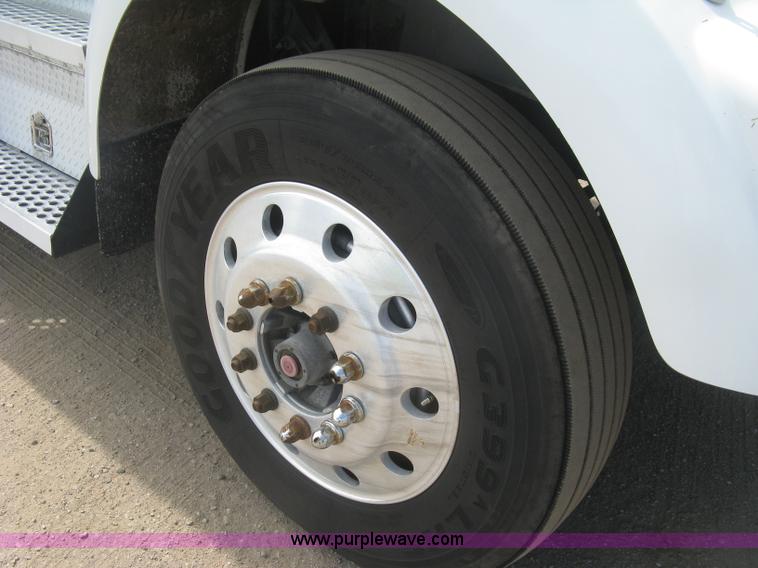 image for item J2767 2004 Kenworth T800 semi truck