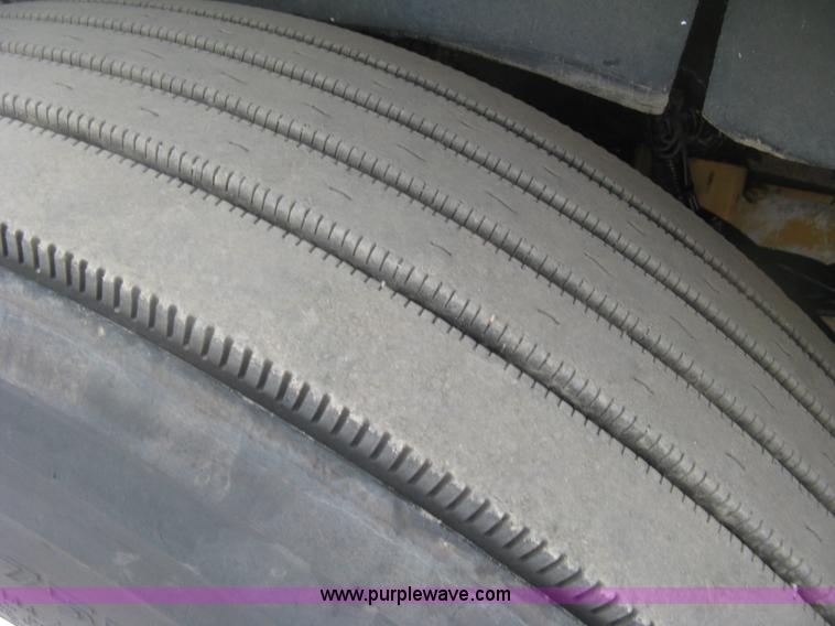 image for item J2767 2004 Kenworth T800 semi truck