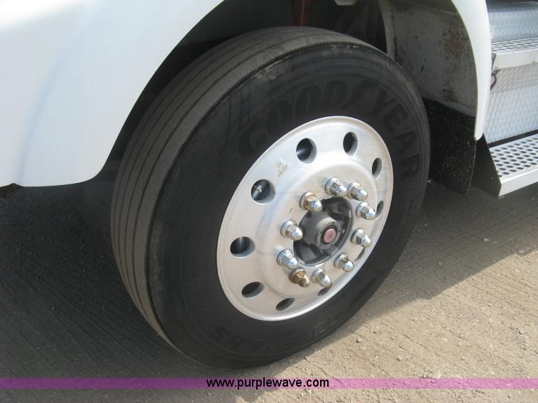 image for item J2767 2004 Kenworth T800 semi truck