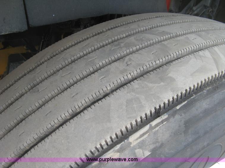 image for item J2767 2004 Kenworth T800 semi truck