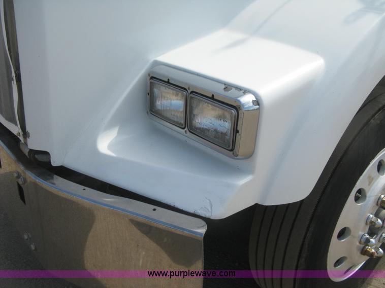 image for item J2767 2004 Kenworth T800 semi truck