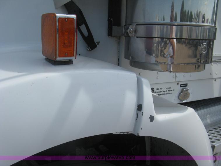 image for item J2767 2004 Kenworth T800 semi truck