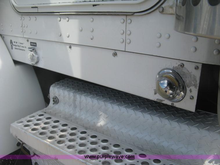 image for item J2767 2004 Kenworth T800 semi truck