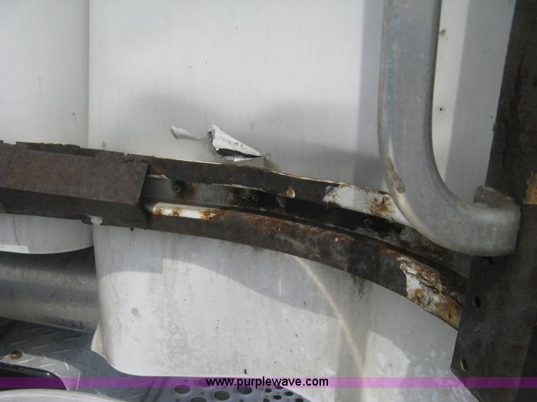 image for item J2767 2004 Kenworth T800 semi truck