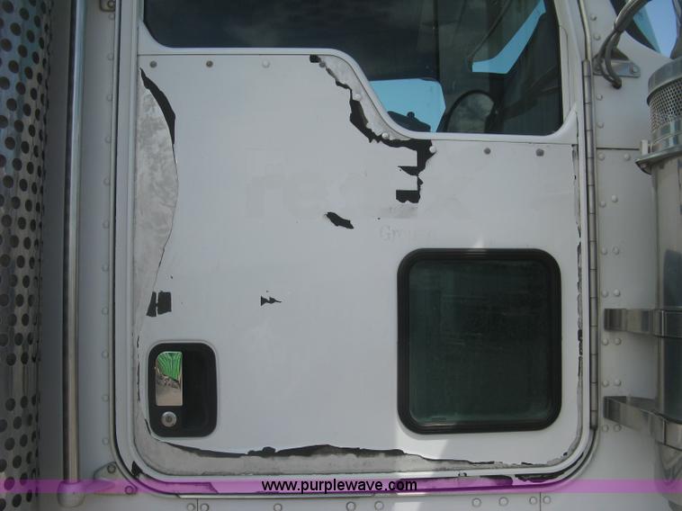 image for item J2767 2004 Kenworth T800 semi truck
