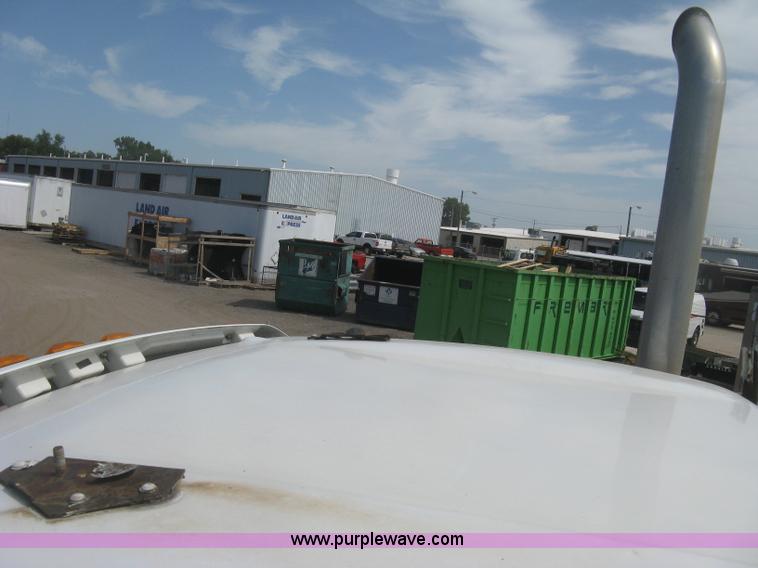 image for item J2767 2004 Kenworth T800 semi truck