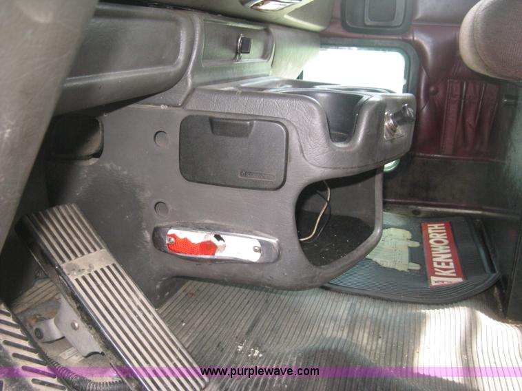 image for item J2767 2004 Kenworth T800 semi truck