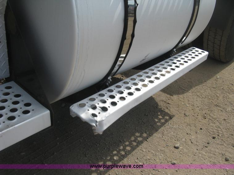 image for item J2767 2004 Kenworth T800 semi truck