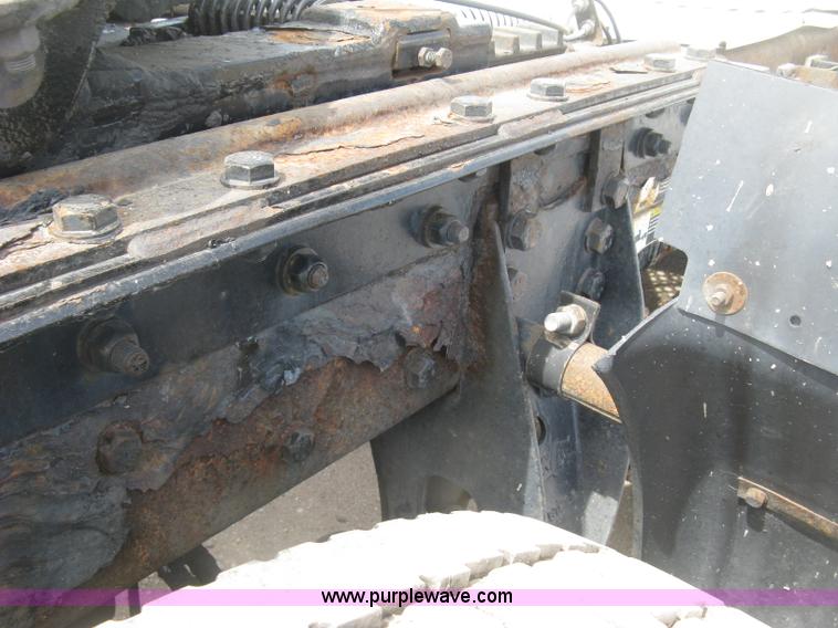 image for item J2767 2004 Kenworth T800 semi truck