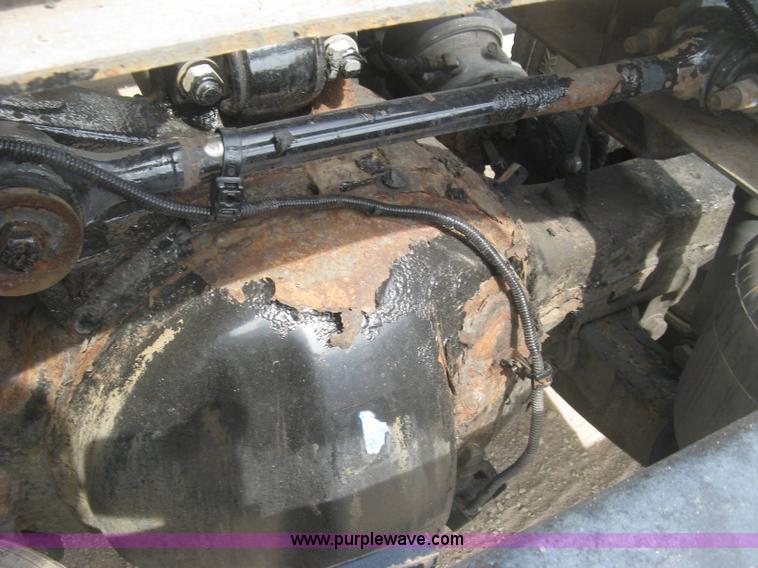 image for item J2767 2004 Kenworth T800 semi truck