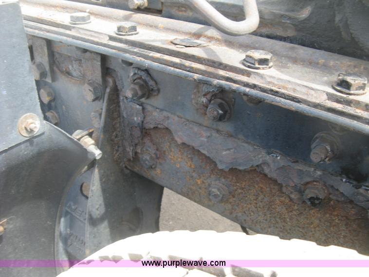 image for item J2767 2004 Kenworth T800 semi truck