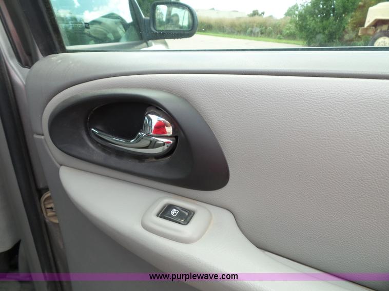 image for item J4827 2005 Chevrolet TrailBlazer LS SUV