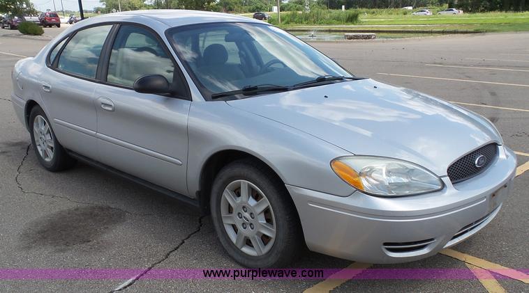 image for item J4831 2006 Ford Taurus SE