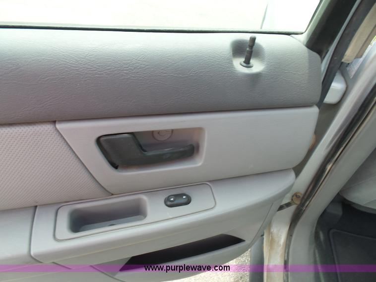 image for item J4831 2006 Ford Taurus SE