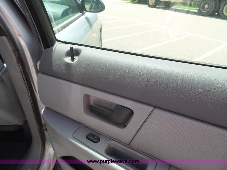 image for item J4831 2006 Ford Taurus SE