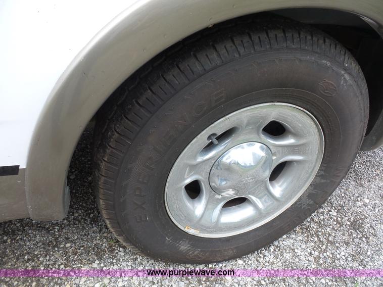 image for item K1614 2001 Ford F150 SuperCrew pickup truck