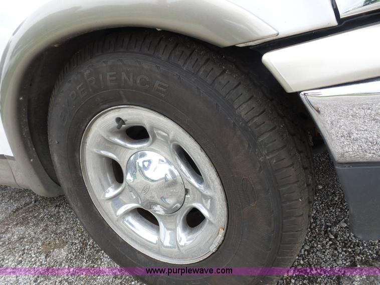 image for item K1614 2001 Ford F150 SuperCrew pickup truck