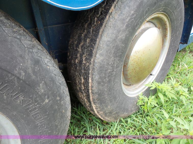 image for item K1617 1992 Sundowner enclosed gooseneck trailer