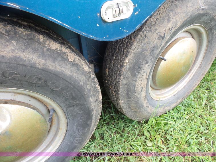 image for item K1617 1992 Sundowner enclosed gooseneck trailer