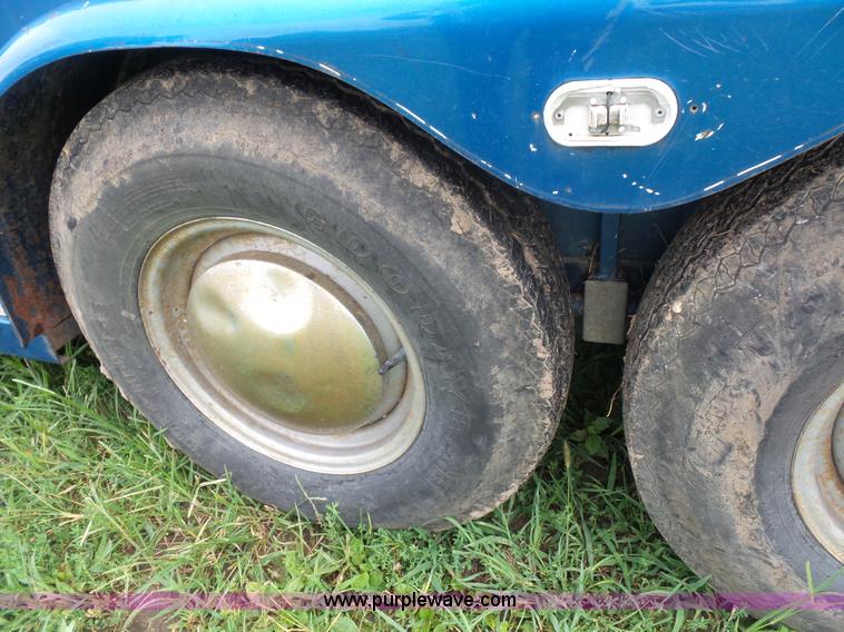 image for item K1617 1992 Sundowner enclosed gooseneck trailer