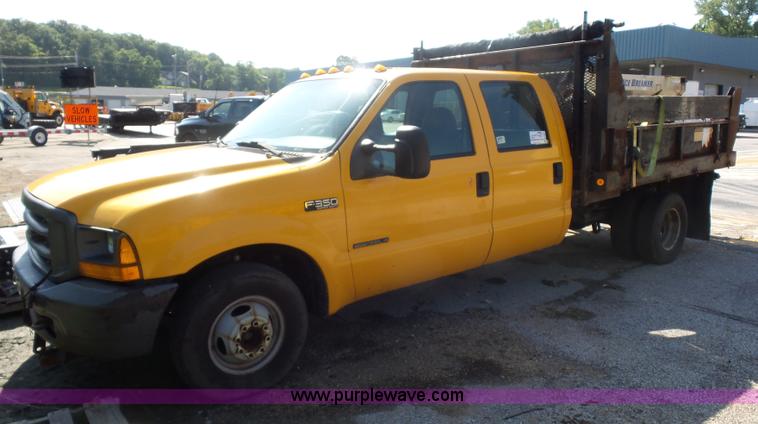 image for item K1620 2001 Ford F350 Super Duty Crew Cab flatbed pickup truck