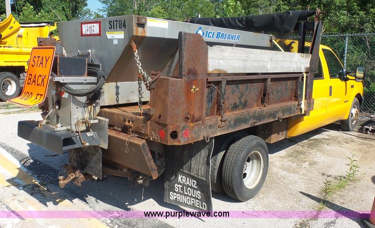 image for item K1620 2001 Ford F350 Super Duty Crew Cab flatbed pickup truck