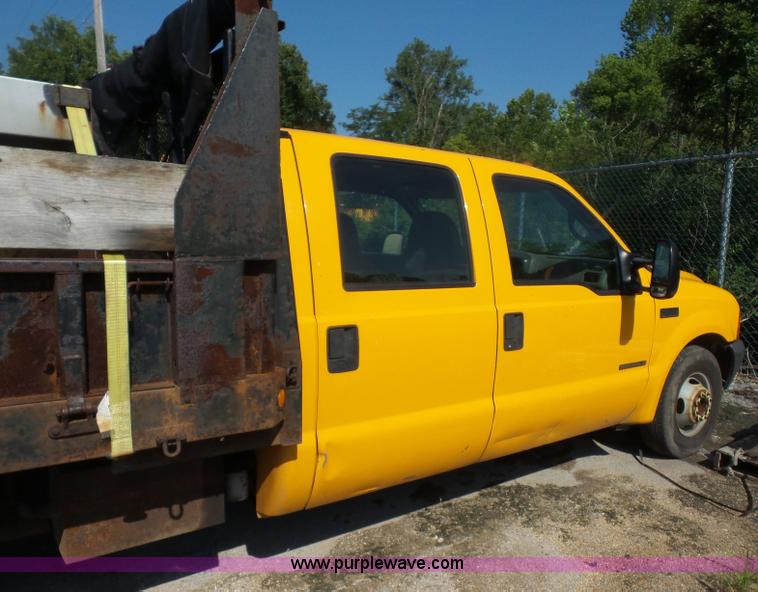 image for item K1620 2001 Ford F350 Super Duty Crew Cab flatbed pickup truck