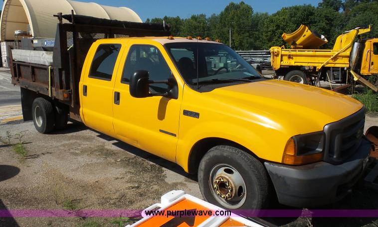 image for item K1620 2001 Ford F350 Super Duty Crew Cab flatbed pickup truck