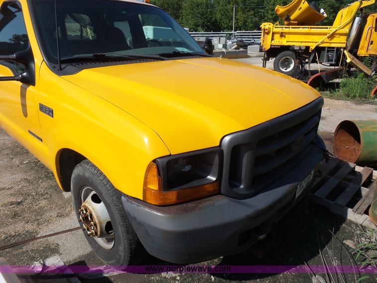 image for item K1620 2001 Ford F350 Super Duty Crew Cab flatbed pickup truck