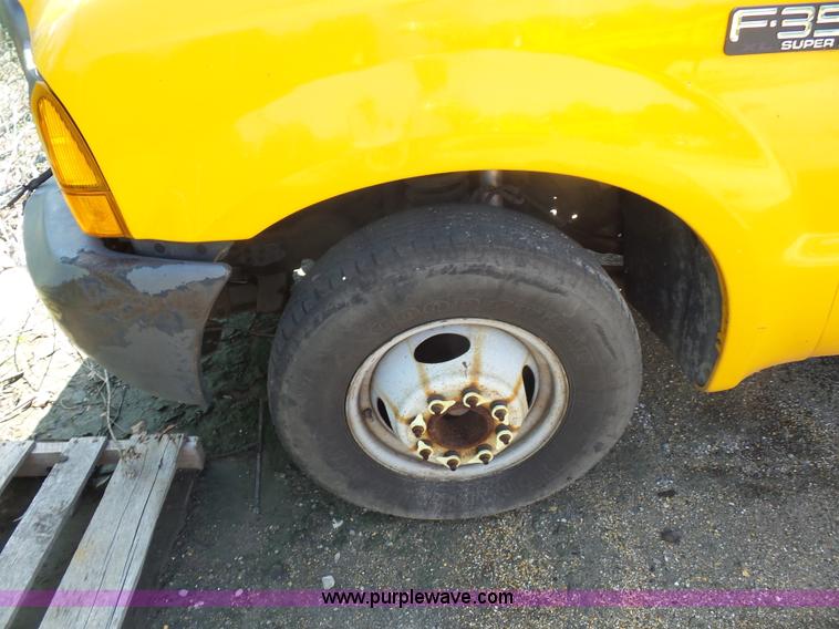 image for item K1620 2001 Ford F350 Super Duty Crew Cab flatbed pickup truck