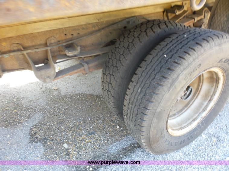 image for item K1620 2001 Ford F350 Super Duty Crew Cab flatbed pickup truck