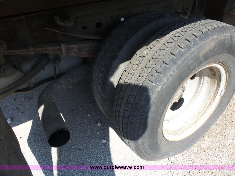 image for item K1620 2001 Ford F350 Super Duty Crew Cab flatbed pickup truck