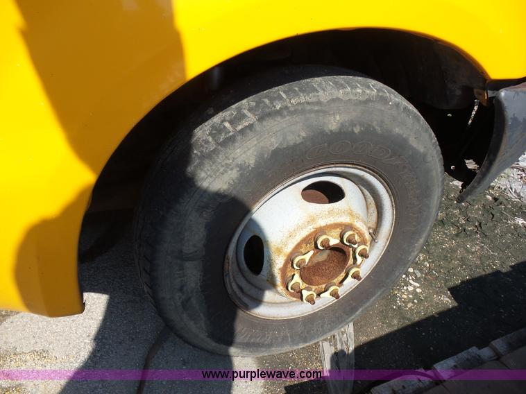 image for item K1620 2001 Ford F350 Super Duty Crew Cab flatbed pickup truck