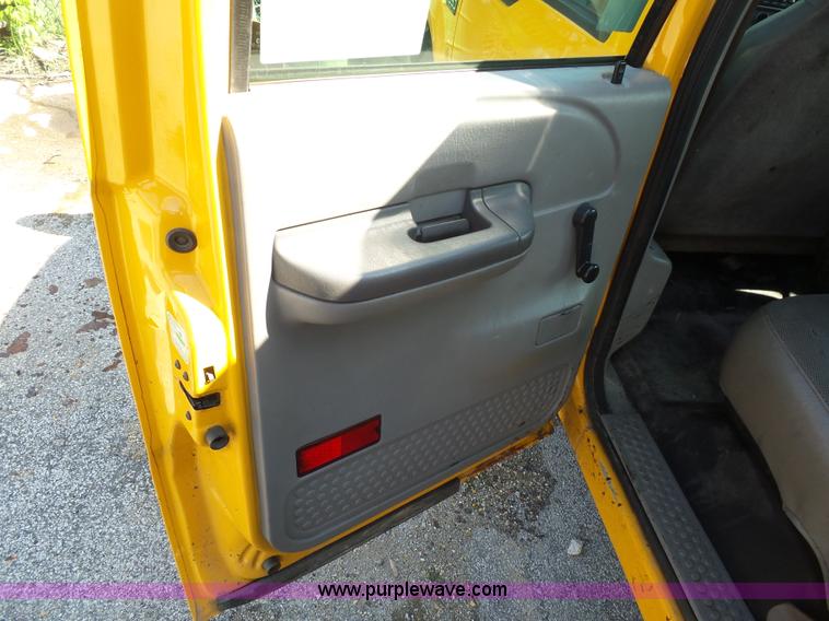 image for item K1620 2001 Ford F350 Super Duty Crew Cab flatbed pickup truck