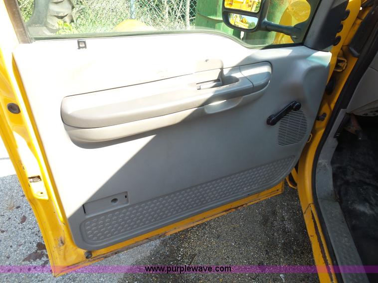 image for item K1620 2001 Ford F350 Super Duty Crew Cab flatbed pickup truck