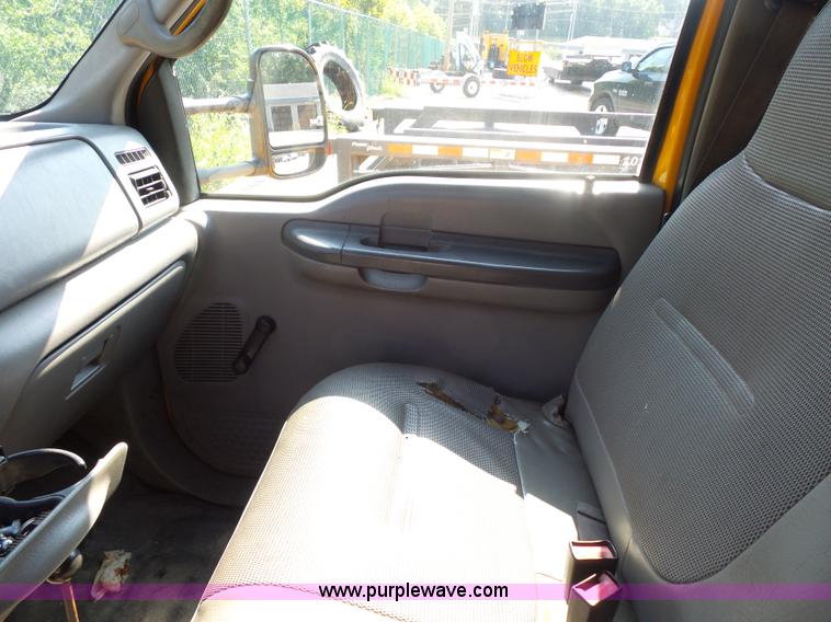 image for item K1620 2001 Ford F350 Super Duty Crew Cab flatbed pickup truck