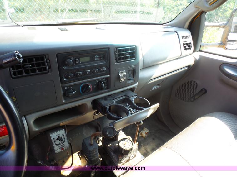 image for item K1620 2001 Ford F350 Super Duty Crew Cab flatbed pickup truck