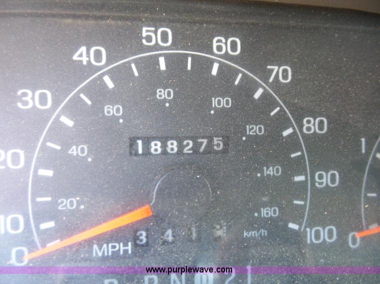 image for item K1620 2001 Ford F350 Super Duty Crew Cab flatbed pickup truck