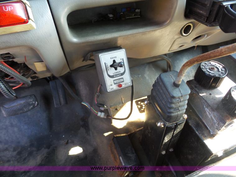 image for item K1620 2001 Ford F350 Super Duty Crew Cab flatbed pickup truck