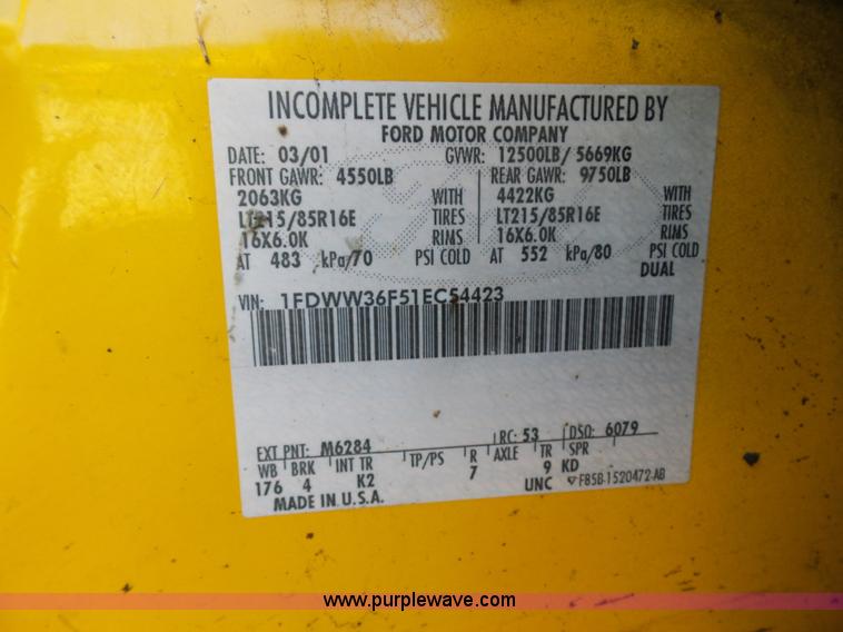 image for item K1620 2001 Ford F350 Super Duty Crew Cab flatbed pickup truck