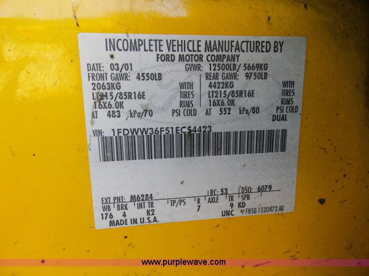 image for item K1620 2001 Ford F350 Super Duty Crew Cab flatbed pickup truck