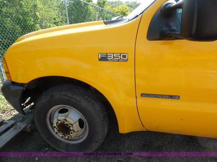 image for item K1620 2001 Ford F350 Super Duty Crew Cab flatbed pickup truck