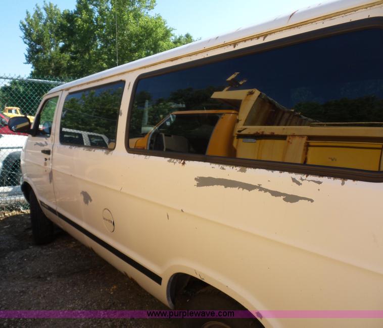 image for item K1628 2000 Dodge Ram Wagon B3500 Maxi van