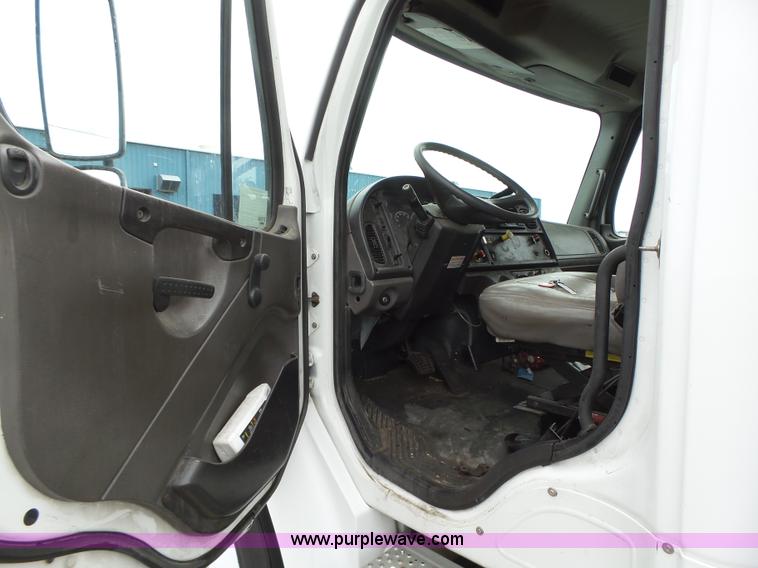 image for item K2176 2005 Freightliner Business Class M2 box truck