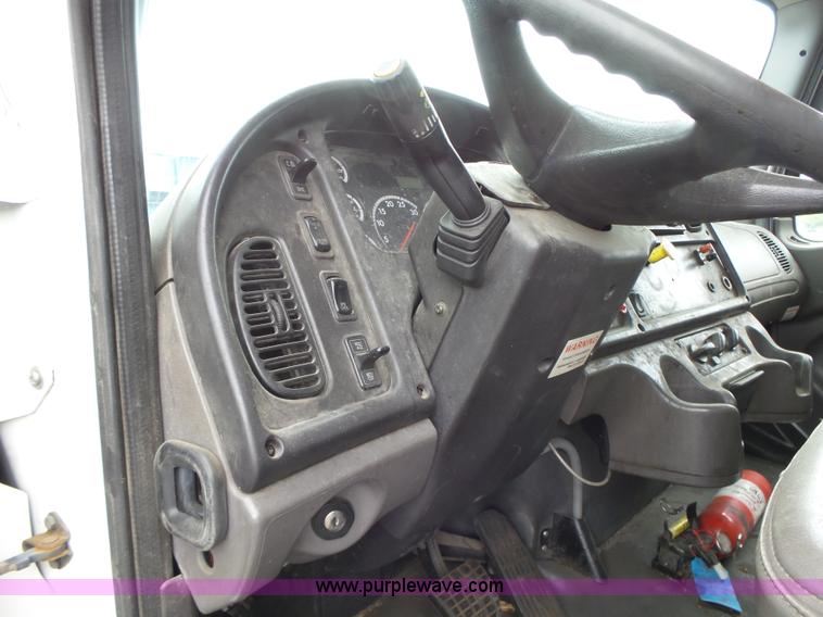 image for item K2176 2005 Freightliner Business Class M2 box truck