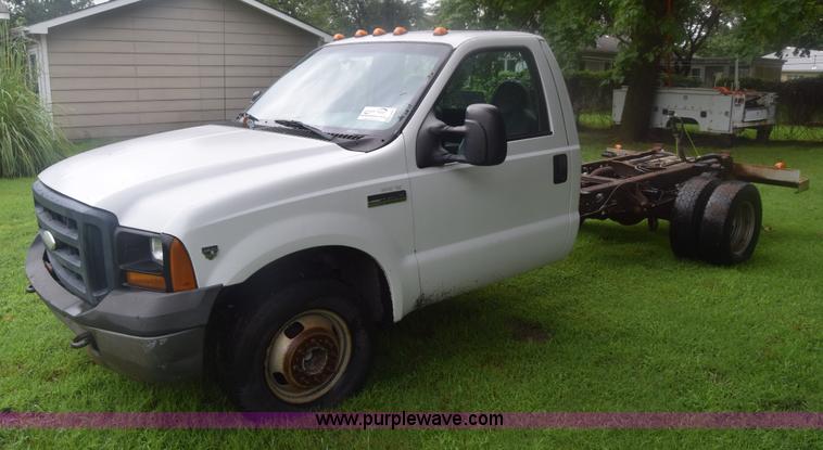 image for item K2862 2006 Ford F350 Super Duty pickup truck cab and chassis