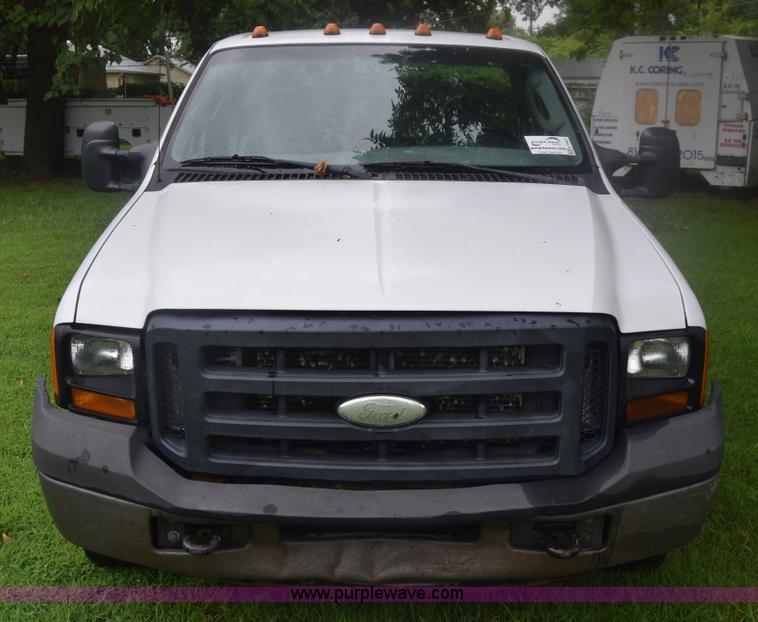 image for item K2862 2006 Ford F350 Super Duty pickup truck cab and chassis