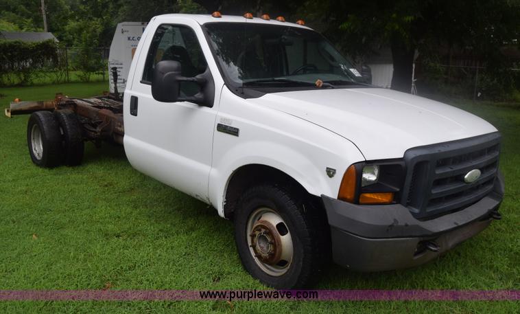image for item K2862 2006 Ford F350 Super Duty pickup truck cab and chassis