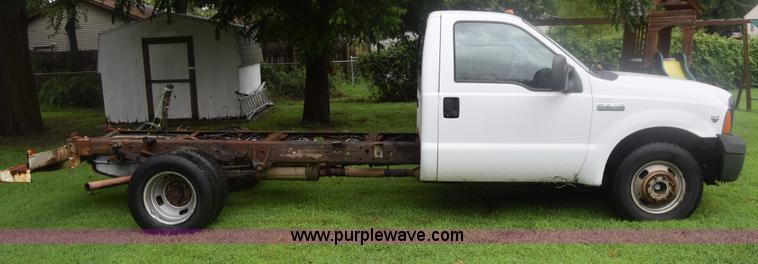 image for item K2862 2006 Ford F350 Super Duty pickup truck cab and chassis